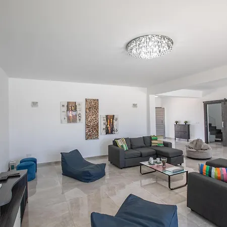 Holiday home Geraeumiges Fuer 12 Personen In Paralini *