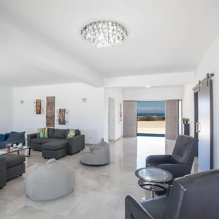 Geraeumiges Fuer 12 Personen In Paralini Holiday home *