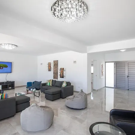 Holiday home Geraeumiges Fuer 12 Personen In Paralini *