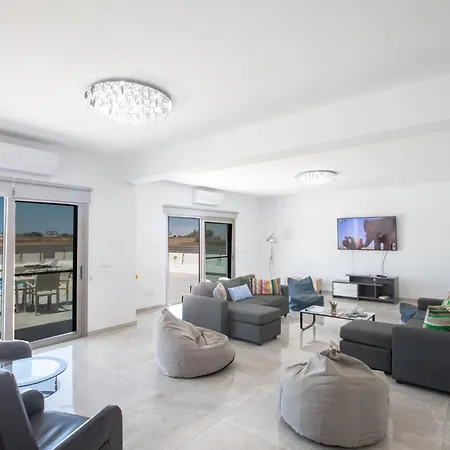Geraeumiges Fuer 12 Personen In Paralini Holiday home Paralimni