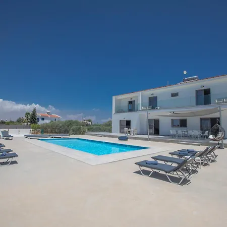 Geraeumiges Fuer 12 Personen In Paralini Paralimni