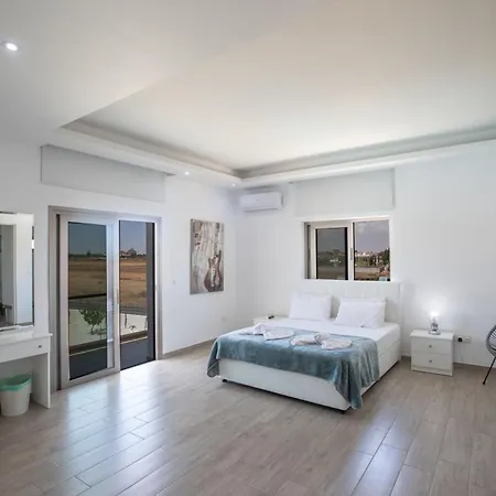 Geraeumiges Fuer 12 Personen In Paralini Holiday home Paralimni